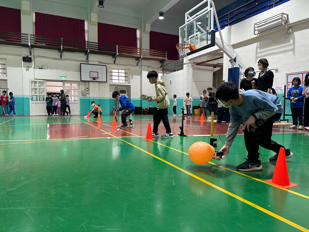 學生自製壓縮空氣動力車，於科學週公開比賽